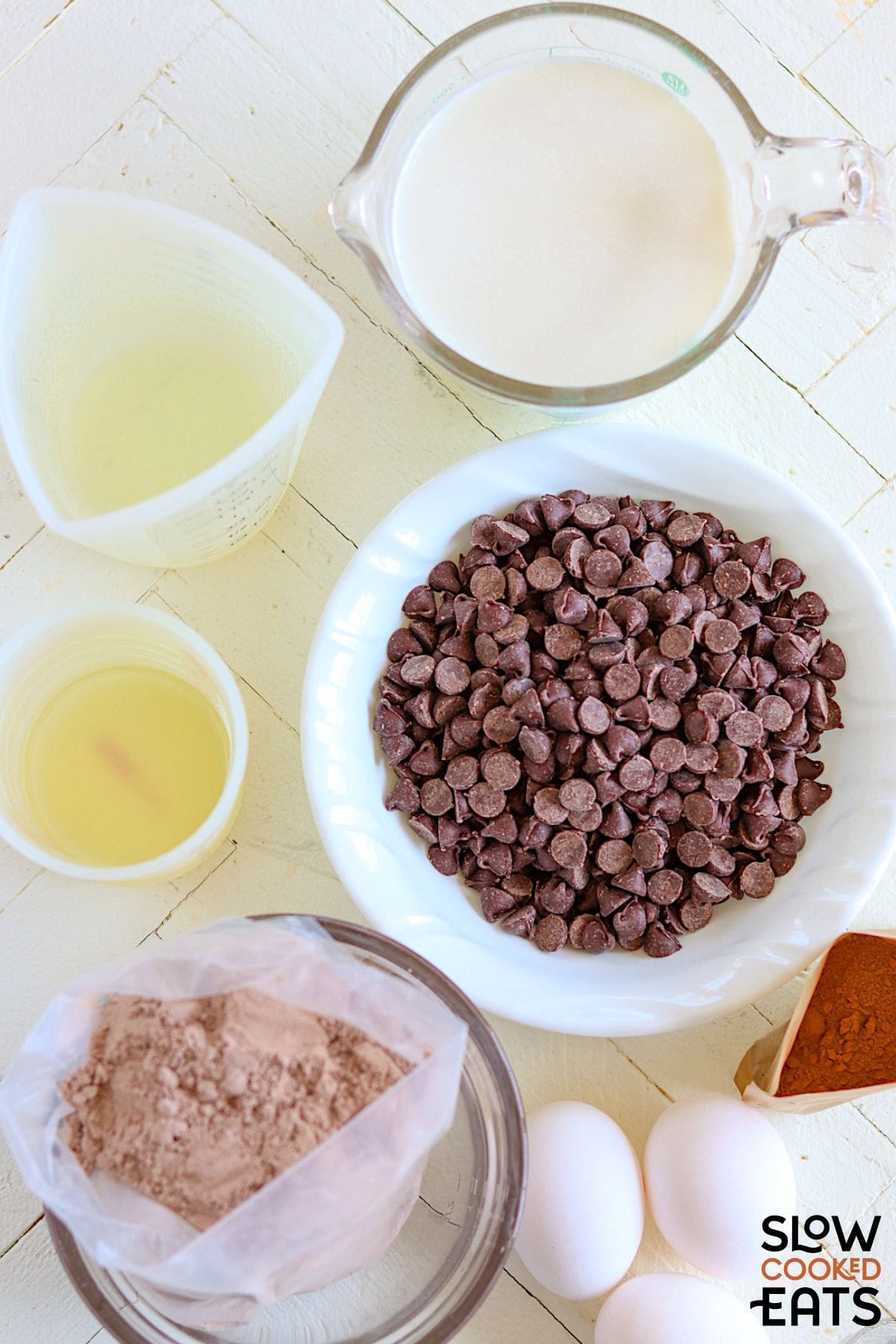 Slow cooker molten lava cake ingredients.